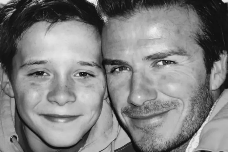 Brooklyn dan David Beckham. Brooklyn Beckham mengungkap bahwa konflik dengan orang tuanya juga menyangkut tekanan untuk melepaskan hak atas nama keluarga yang ia anggap sebagai identitas dirinya.