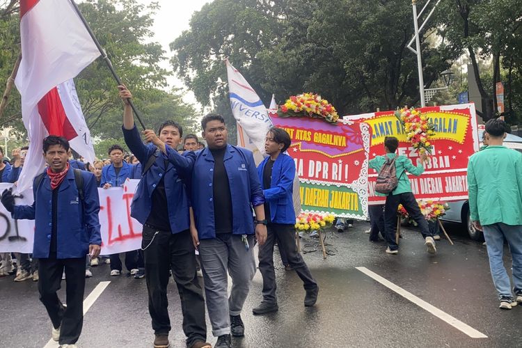Massa Demo Mahasiswa Bergerak ke DPR, Bawa 2 Karangan Bunga