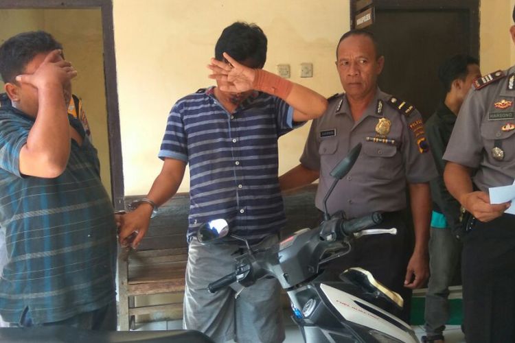 Dua pelaku kejahatan bermodus ganjal ATM Sobry dan Henry warga Palembang dimintai keterangan polisi di Polsek Buaran, Pekalongan, Jawa Tengah.
