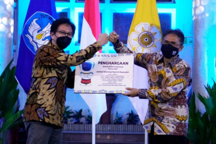 Rektor ITS Prof. Mochamad Ashari ketika menerima penghargaan juara KRI 2021 dari Rektor UGM Prof. Panut Mulyono.