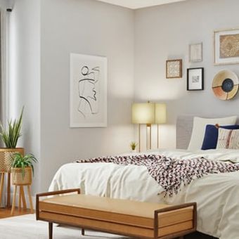 Hindari menempatkan tempat tidur menempel dengan dinding karena akan mengesankan ruangan yang lebih sempit. Letakkan di dinding utama kamar.