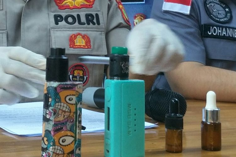 Barang bukti vape dan cairan atau liquid vape yang ditemukan saat penangkapan Vicky Nitinegoro dalam jumpa pers di Polda Metro Jaya, Jakarta Selatan, Kamis (17/10/2019). Dalam keterangan polisi, Vape milik Vicky yang berwarna hijau tidak terbukti mengandung narkotika jenis tembakau gorila.