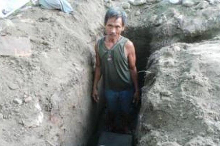 Warga Kebaksari, Desa Kebak, Kecamatan Kebakkramat, Kabupaten Karanganyar, Sutarto (55) nekat mengubur diri selama lima hari untuk melakukan topo ngluweng/pendem di pekarangan rumahnya. 