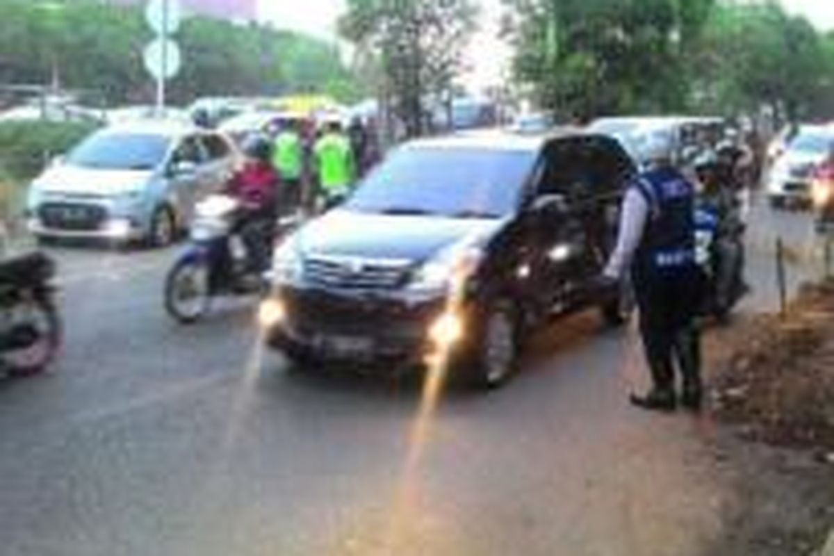 Suku Dinas Perhubungan Jakarta Selatan memperbolehkan mobil dan sepeda motor masuk tol Jakarta outer ring road (JORR) di depan mal Cilandak Town Square (Citos). Dispensasi itu dilakukan sejak Senin (3/8/2015) kemarin hingga Desember 2015 mendatang.
