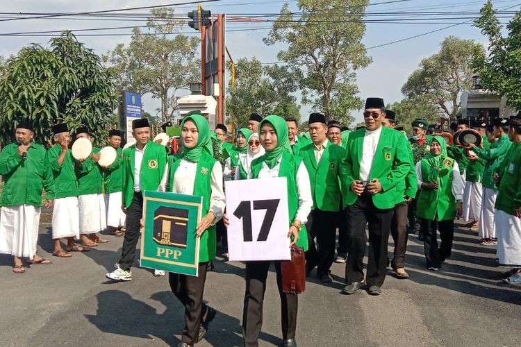 Rombongan pengurus, Bacaleg dan simpatisan Partai Persatuan Pembangunan (PPP) saat datang ke KPU Kabupaten Jombang, Jawa Timur, untuk menyerahkan berkas pendaftaran bakal calon anggota legislatif, Sabtu (14/5/2023).