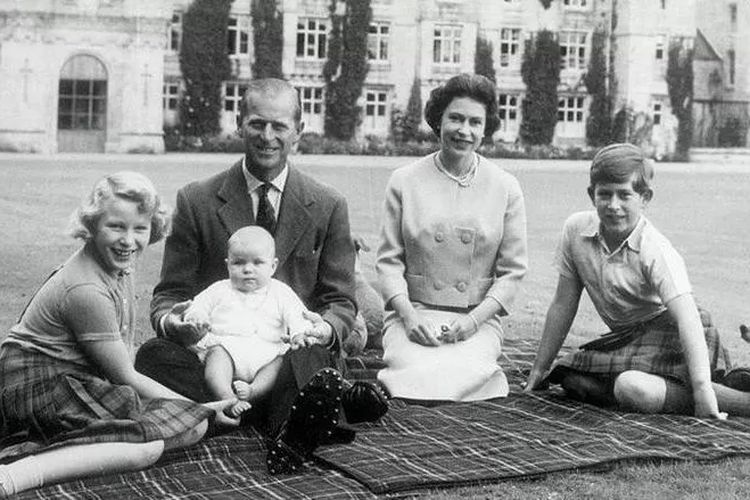 Pada 1960, Ratu Elizabeth II mengeluarkan dekrit yang menyatakan keturunan Elizabeth II-Pangeran Philip memakai nama keluarga Mountbatten-Windsor.