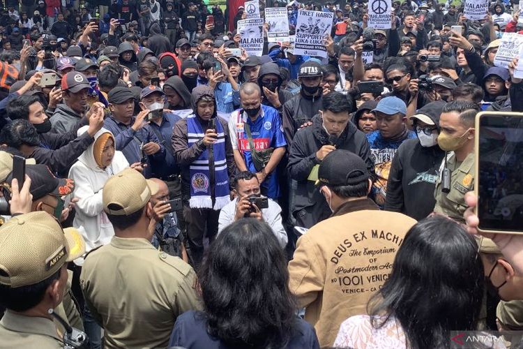 Wali Kota Malang Sutiaji (kanan, menggunakan jaket cokelat) pada saat menemui ribuan Aremania yang menggelar aksi damai di depan Balai Kota Malang, Jawa Timur, Kamis (27/10/2022). 