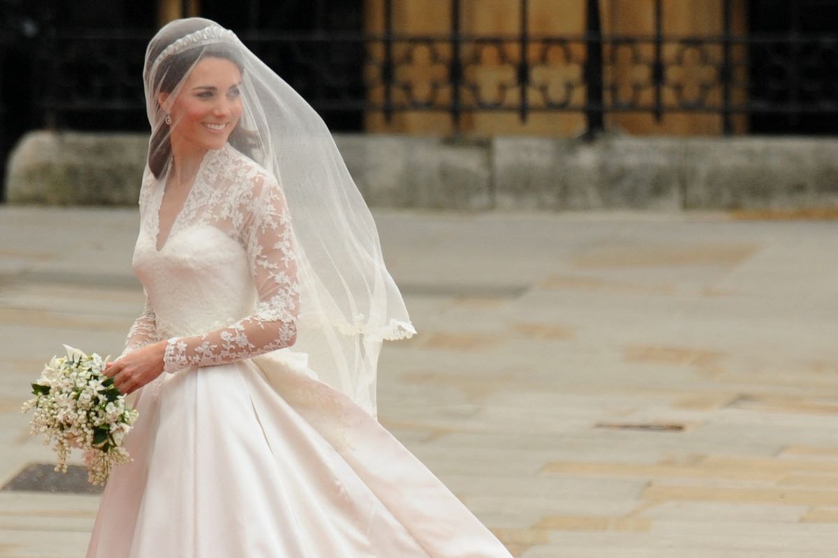 Kate Middleton smiles as she arrives at the West Door of Westminster Abbey in London for her wedding to Britain's Prince William, on April 29, 2011.    AFP PHOTO / BEN STANSALL (Photo by Ben STANSALL / AFP)