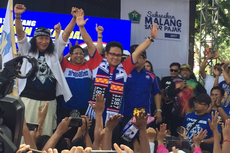 Ketua DPP PKB  Muhaimin Iskandar diangkat menjadi warga kehormatan Arema Malang, di Malang, Minggu (26/11/2017).
