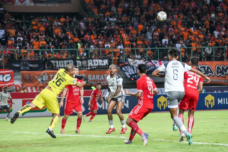 Duel udara di kotak penalti dalam pertandingan Persija Jakarta vs Persib Bandung pada pertandingan tunda pekan ke-28 Liga 1 2022-2023, di Stadion Patriot Candrabaga, Bekasi, Jumat (31/3/2023).