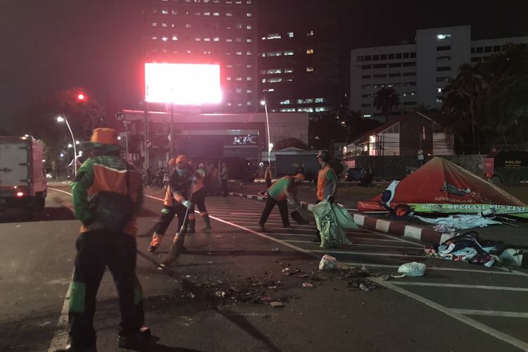 Sampah-sampah yang timbul saat bentrokan antara demonstran dan polisi di Tugu Tani hingga Simpang Lima Senen dibersihkan Penyedia Jasa Layanan Perorangan (PJLP) Suku Dinas Lingkungan Hidup Jakarta Pusat pada Selasa malam.