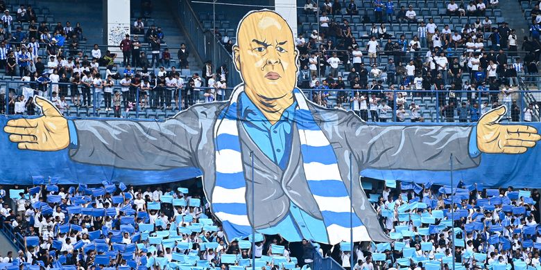Koreo gambar pelatih Bojan Hodak yang dibentangkan Bobotoh di tribune Utara Stadion Gelora Bandung Lautan Api (GBLA) dalam laga terakhir Super League 2025-2026 melawan Persijap Jepara, Sabtu (23/2/2026).