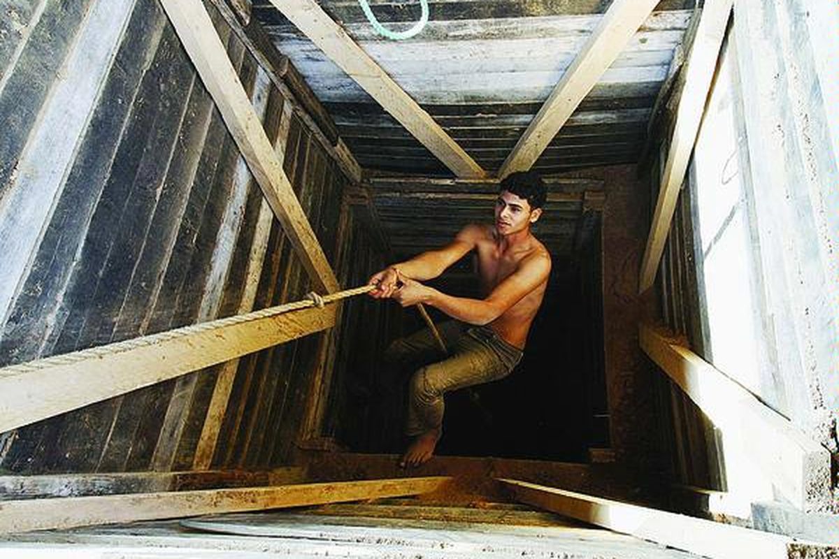 Seorang penyelundup Palestina menggunakan tali untuk memanjat agar bisa naik dari terowongan yang menghubungkan Jalur Gaza dengan kota Rafah di wilayah Mesir, Kamis (10/12). Para insinyur Jalur Gaza diberitakan sedang membangun sejumlah terowongan agar bisa dijadikan sebagai akses keluar bagi warga Jalur Gaza yang dipenjarakan oleh Israel lewat blokade.