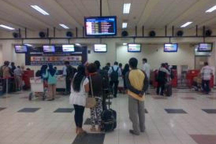 Suasana bagian Check in Bandara Sam Ratulangi Manado, Kamis (22/10/2015)