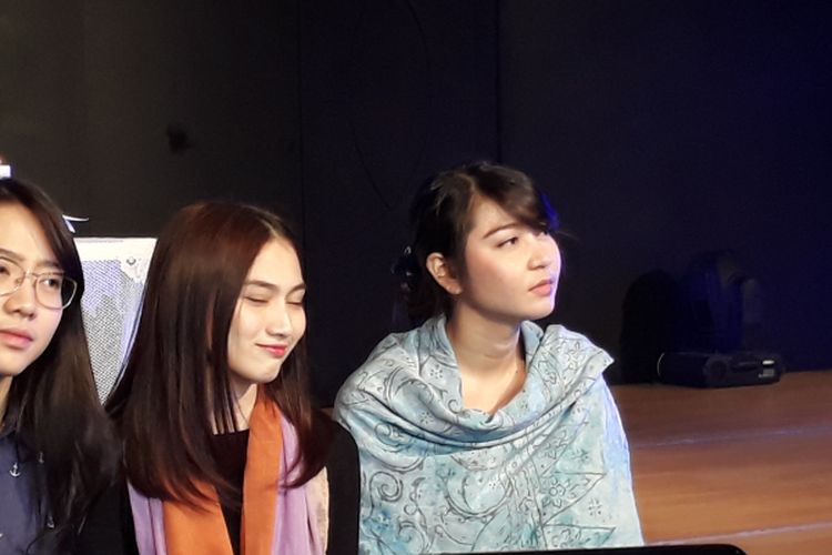 Shania, Melody, dan Veranda JKT48 diabadikan seusai acara doa bersama di Teater JKT48, Mal FX Sudirman, Jakarta, Senin (27/3/2017).