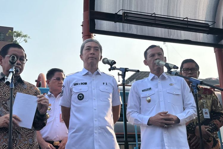 Wali Kota Bogor Dedie Rachim (tengah) saat peresmian Transjabodetabek Bogor-Blok M di Terminal Blok M, Kamis (5/6/2025).