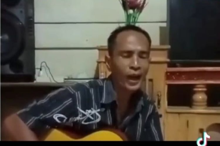 Tangkapan layar video yang memuat seseorang yang mirip ayah Brigadir J sedang bernyanyi dan memainkan gitar