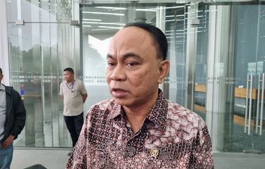 Menteri Kominfo Budi Arie Setiadi mengatakan operator seluler belum menunjukkan minat mereka terhadap frekuensi 700 MHz. Menurut Budi, operator lebih tertarik frekuensi 2.600 MHz. Hal ini dikatakan Budi saat kunjungan ke Menara Kompas, Kamis (29/8/2024). 