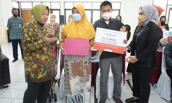 Gandeng Kitabisa.com, Mensos Risma Serahkan Bantuan Rp 374 Juta untuk Penyandang Disabilitas