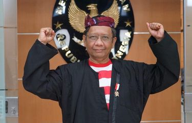 Menteri Koordinator Bidang Politik, Hukum, dan Keamanan (Menko Polhukam) Mahfud MD mengikuti upacara perayaan kemerdekaan ke-75 Republik Indonesia di Istana dengan mengenakan baju Sakera.