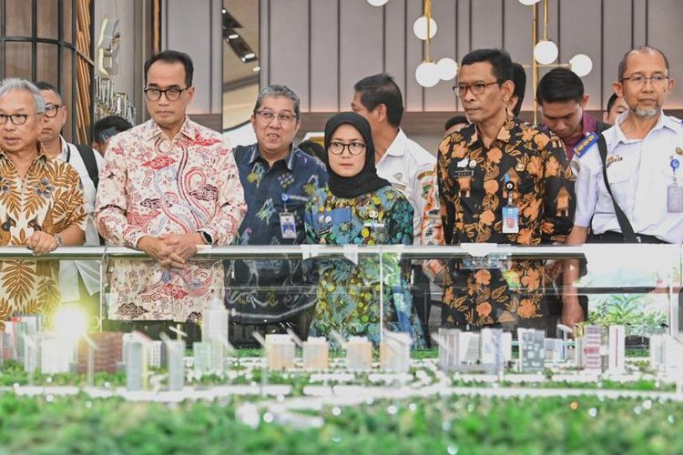 Menteri Perhubungan Budi Karya Sumadi, Senin (30/10), meninjau Stasiun Rangkasbitung dan Stasiun Maja, Banten.