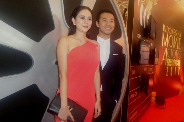 Aura Kasih bersama rekannya dalam malam penghargaan Indonesian Movie Actors Awards 2017 yang digelar di Plenary Hall MNC News Center, Jakarta Pusat, Kamis (18/5/2017) malam.