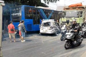 Grand Livina Ditabrak 2 Truk Tronton di Bekasi, Pengemudi Taksi Online Tewas