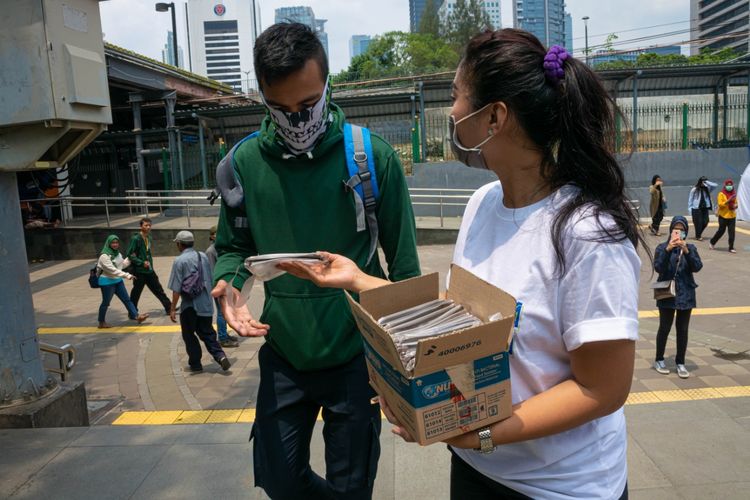 PT MRT Jakarta membagikan paket masker dan hand sanitizer kepada penumpang dan masyarakat, Senin (30/3/2020)