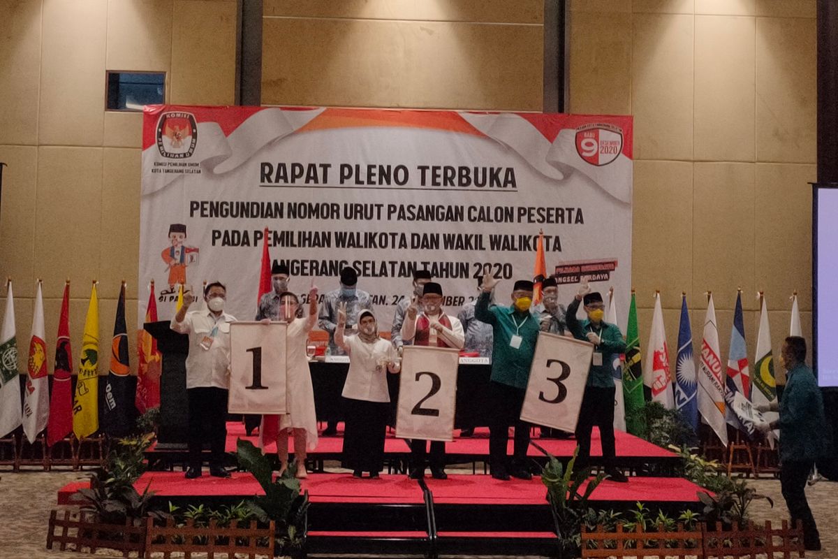 Para calon wali kota dan wakil wali kota Tangerang Selatan (Tangsel) menunjukkan nomor urut pada Pilkada Tangsel 2020, Kamis (24/9/2020)