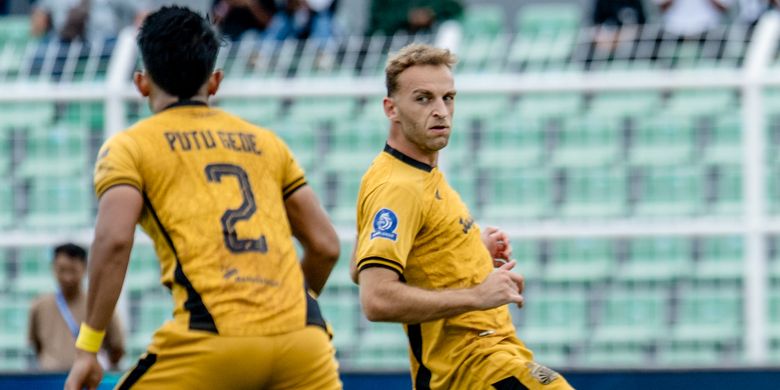 Aksi Dejan Tumbas (kanan) dalam partai Super League 2025-2026 Bhayangkara FC vs Persebaya di Stadion Sumpah Pemuda, Bandar Lampung, Jumat (28/11/2025).