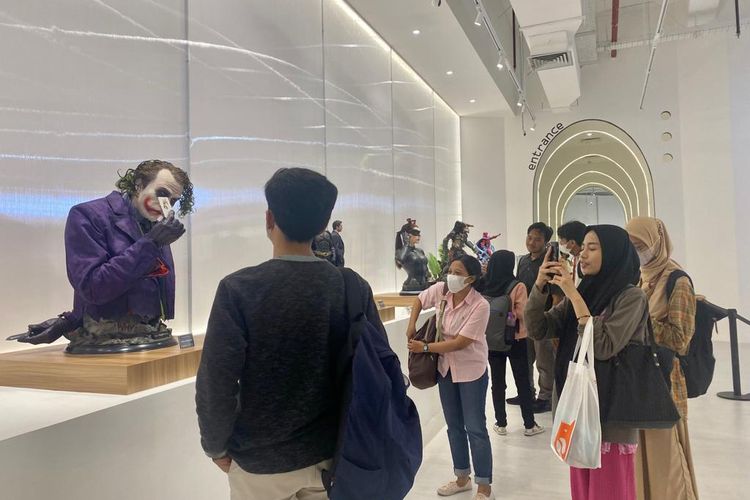 Pengunjung yang melihat-lihat aneka action figure superhero dan karakter terkenal di Statue 4 Heroes Gallery di lantai 4 Lotte Mall Jakarta, Kuningan, Jakarta Selatan.