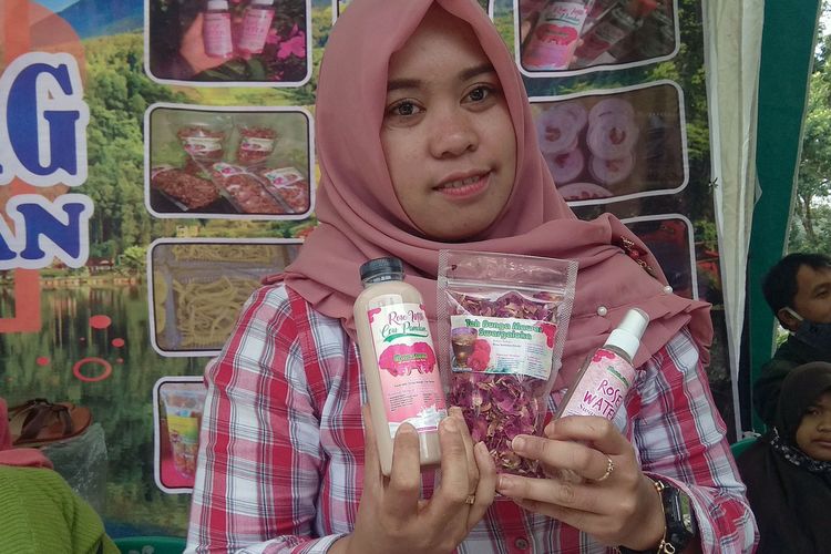 Melimpahnya bunga mawar yang tumbuh subur di Kaki Gunung Lawu dimanfaatkan Santi sebagai bahan kuliner dan produk kecantikan. Keripik kelopak mawar salah sat produk kuliner yang diminati pembeli.