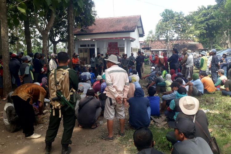 Ratusan petani tebu menggeruduk acara seremoni peluncuran penghijauan lahan hutan gundul di Dusun Kepek, Desa Ngeni, Kecamatan Wonotirto, Kabupaten Blitar, Kamis (22/7/2021)