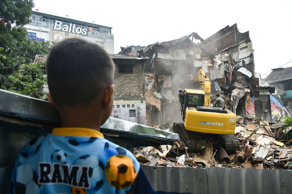 Alat berat tengah merubuhkan salah satu rumah di RW 11, Tamansari, Kecamatan Bandung Wetan, Kota Bandung, Kamis (12/12/2019). Hal tersebut menyusul rencana Pemerintah Kota Bandung yang akan membuat rumah deret di lokasi tersebut.