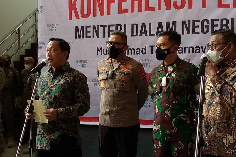Menteri Dalam Negeri (Mendagri) Tito Karnavian memberikan keterangan kepada wartawan usai memimpin Rapat Koordinasi Penanganan Covid 19 dan Percepatan Vaksinasi di Lantai VII Kantor Gubernur Maluku, Jumat (24/12/2201).