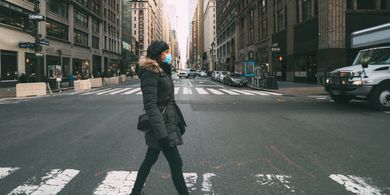 Ilustrasi: seroang perempuan mengenakan masker di Manhattan, New York, AS.