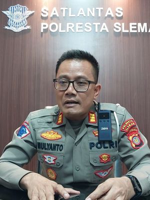 Kasat Lantas Polresta Sleman AKP Mulyanto saat memberikan keterangan kepada wartawan terkait peristiwa kecelakaan di Jalan Palagan Tentara Pelajar, Sariharjo, Kapanewon Ngaglik, Kabupaten Sleman yang terjadi pada 24 Mei 2025.