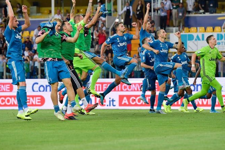 Pemain Juventus merayakan kemenangan 1-0 melawan Parma pada laga pembuka Serie A Liga Italia 2019-2020 pada Ahad (25/8/2019) di Stadion Ennio Tardini, Parma.