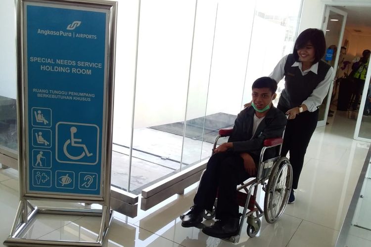 salah seorang penumpang berkebutuhan khusus asal Rembang Bramudya Nur Alam saat transit di Bandara Internasional Ahmad Yani Semarang, Senin (21/10/2019)