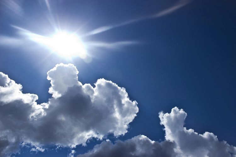 Cuaca Jawa Timur 13 April 2026: Surabaya Cerah Terik, Kota Batu dan Bangkalan Hujan Ringan