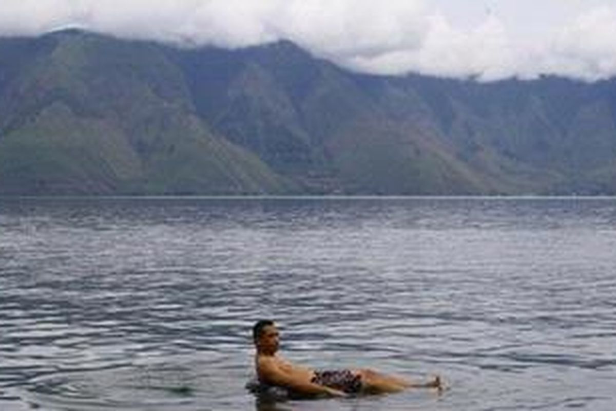 Bersantai di tengah Danau Toba, Pantai Pasir Putih, Samosir, Sumatera Utara.