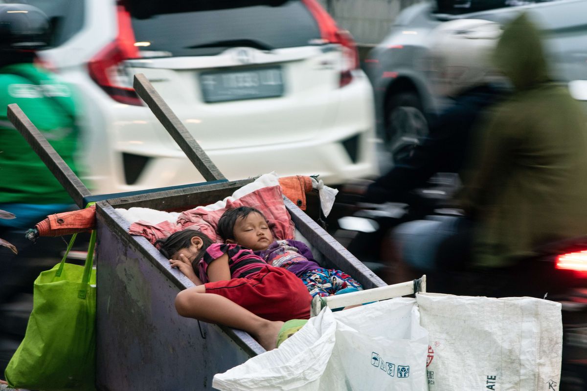 Manusia gerobak melintas di Jalan Gatot Subroto, Jakarta, Selasa (5/1/2021). Kelompok masyarakat rentan, seperti pemulung, gelandangan, pengemis, dan korban PHK adalah kelompok masyarakat yang paling rentan penularan virus Covid-19.