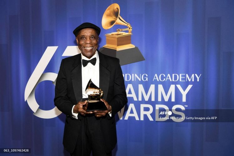 Musisi Buddy Guy berpose dengan penghargaan Best Traditional Blues Album untuk The Blues Is Alive And Well pada 61st Annual Grammy Awards pada 10 February 2019 di Los Angeles, California.