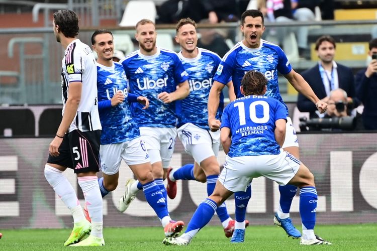 Para pemain Como 1907 merayakan gol dalam pertandingan Serie A Italia antara Como dan Juventus di Stadion Giuseppe Sinigaglia di Como, Italia pada 19 Oktober 2025.