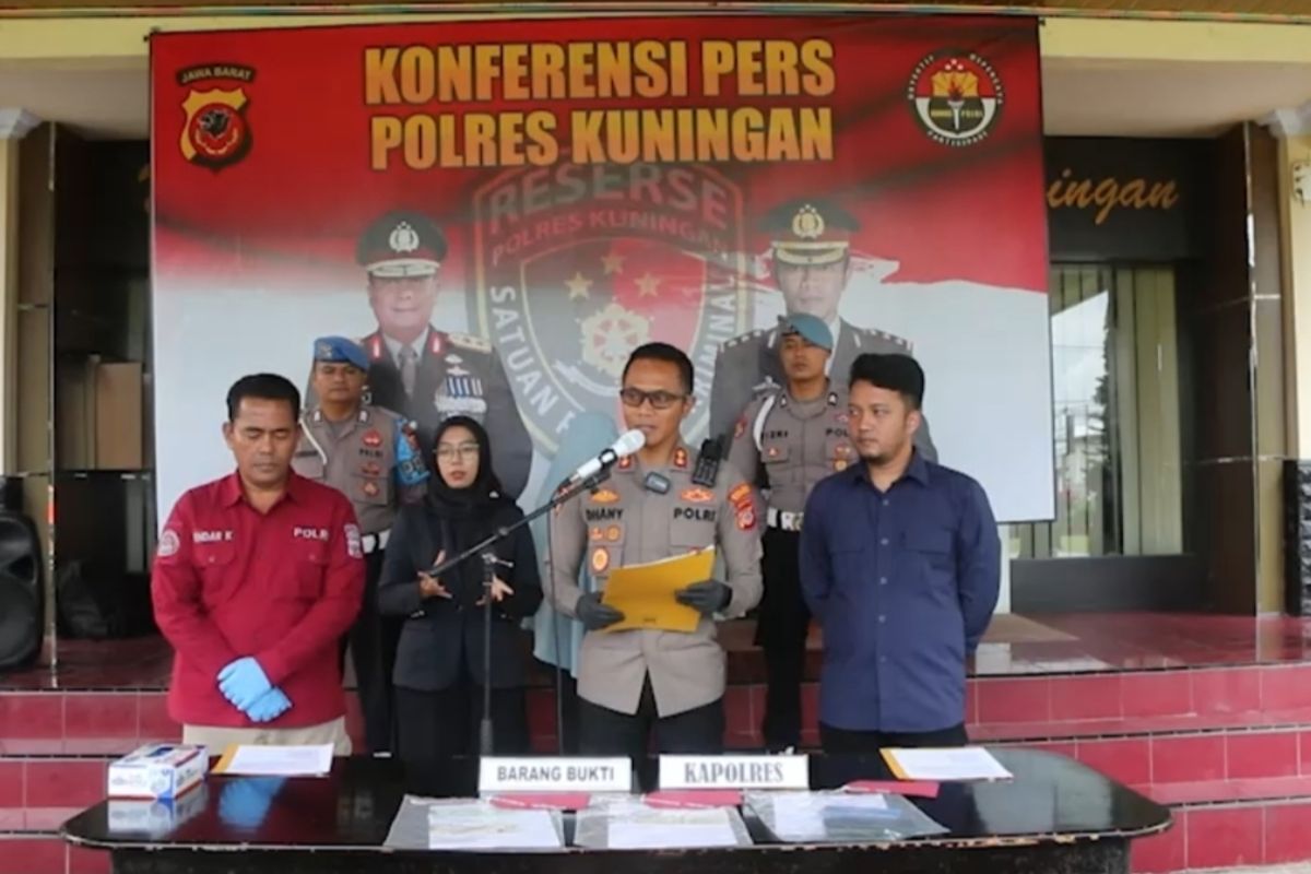 Kapolres Kuningan AKBP Dhany Aryanda bersama jajaran, menggelar ungkap kasus investasi bodong modus jasa katering senilai 3.1 Milyar Rupiah, Kamis (26/1/2023)