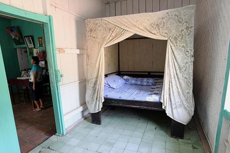 Kamar tidur yang pernah digunakan Soekarno dan putranya, Guntur, selama diculik di Rengasdengklok.
