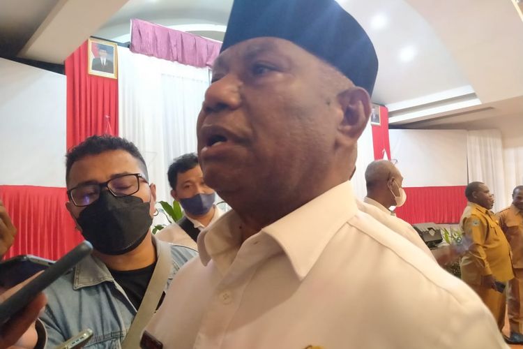 Dominggus Mandacan Gubernur Papua Barat saat mengukuhkan SDM di Pantai Nuni Distrik Manokwari Utara Minggu (10/4/2022)