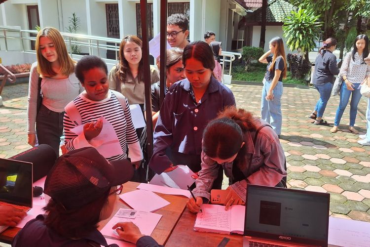 Mahasiswa UKSW mengajukan layanan pindah pemilih ke KPU Kota Salatiga