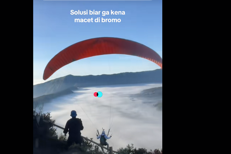 Video wisatawan melakukan aktivitas penerbangan paralayang di kawasan Taman Nasional Bromo Tengger Semeru (TNBTS) viral di media sosial. Video tersebut diunggah oleh akun TikTok @palawantra pada Rabu (30/7/2025) dan menampilkan seseorang mengenakan jaket dan helm putih, terbang menggunakan parasut berwarna oranye.
