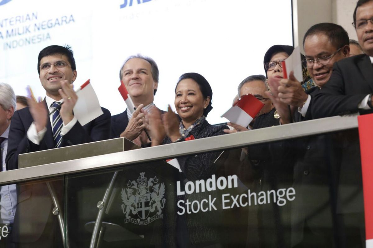 Menteri Badan Usaha Milik Negara (BUMN) Rini M. Soemarno saat pencatatan obligasi pertama di dunia dengan denominasi Rupiah di London Stock Exchange, Rabu (13/12/2017).